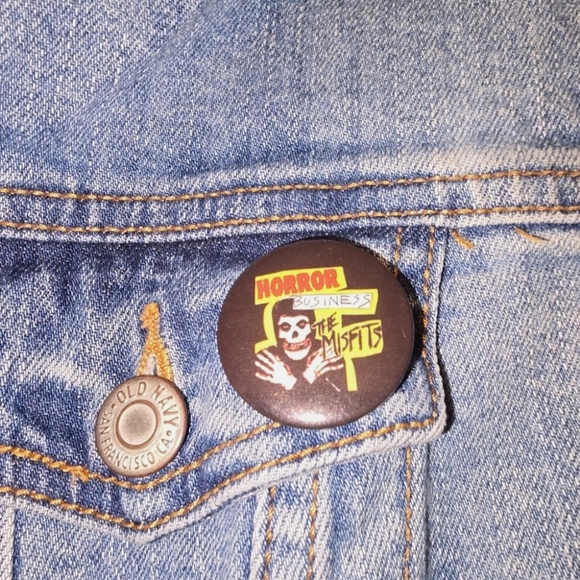 Old Navy Jean Jacket with skull patch and misfit pin size M - Picture 3 of 5